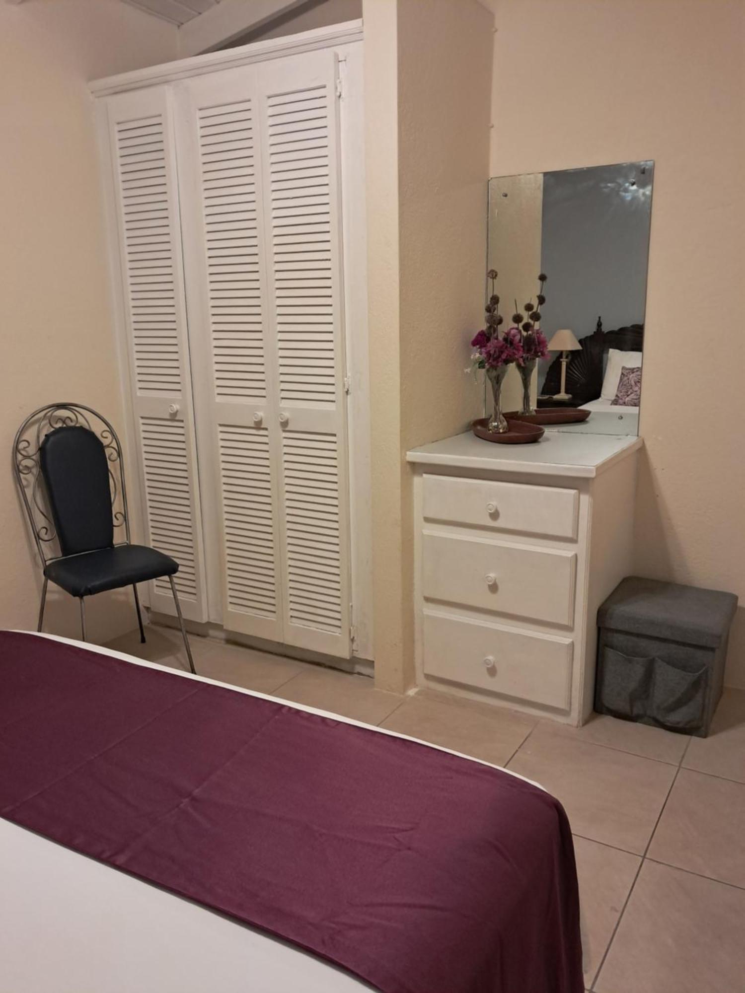 קרייסט צ'רץ' Michand Guest Apartments- Cozy One Or Two Bedroom- 5 Walk Minutes From Airport 10 Mins Drive To Oistins Or Beach מראה חיצוני תמונה