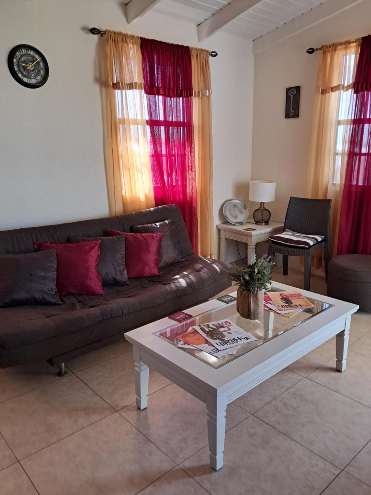 קרייסט צ'רץ' Michand Guest Apartments- Cozy One Or Two Bedroom- 5 Walk Minutes From Airport 10 Mins Drive To Oistins Or Beach מראה חיצוני תמונה