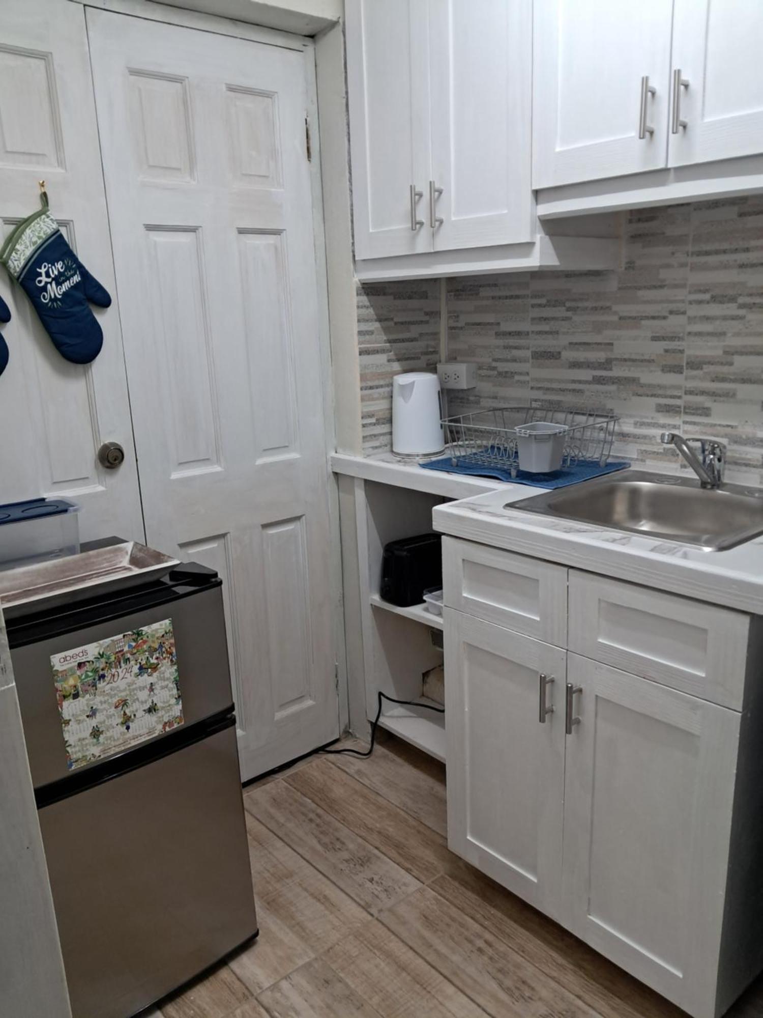 קרייסט צ'רץ' Michand Guest Apartments- Cozy One Or Two Bedroom- 5 Walk Minutes From Airport 10 Mins Drive To Oistins Or Beach מראה חיצוני תמונה