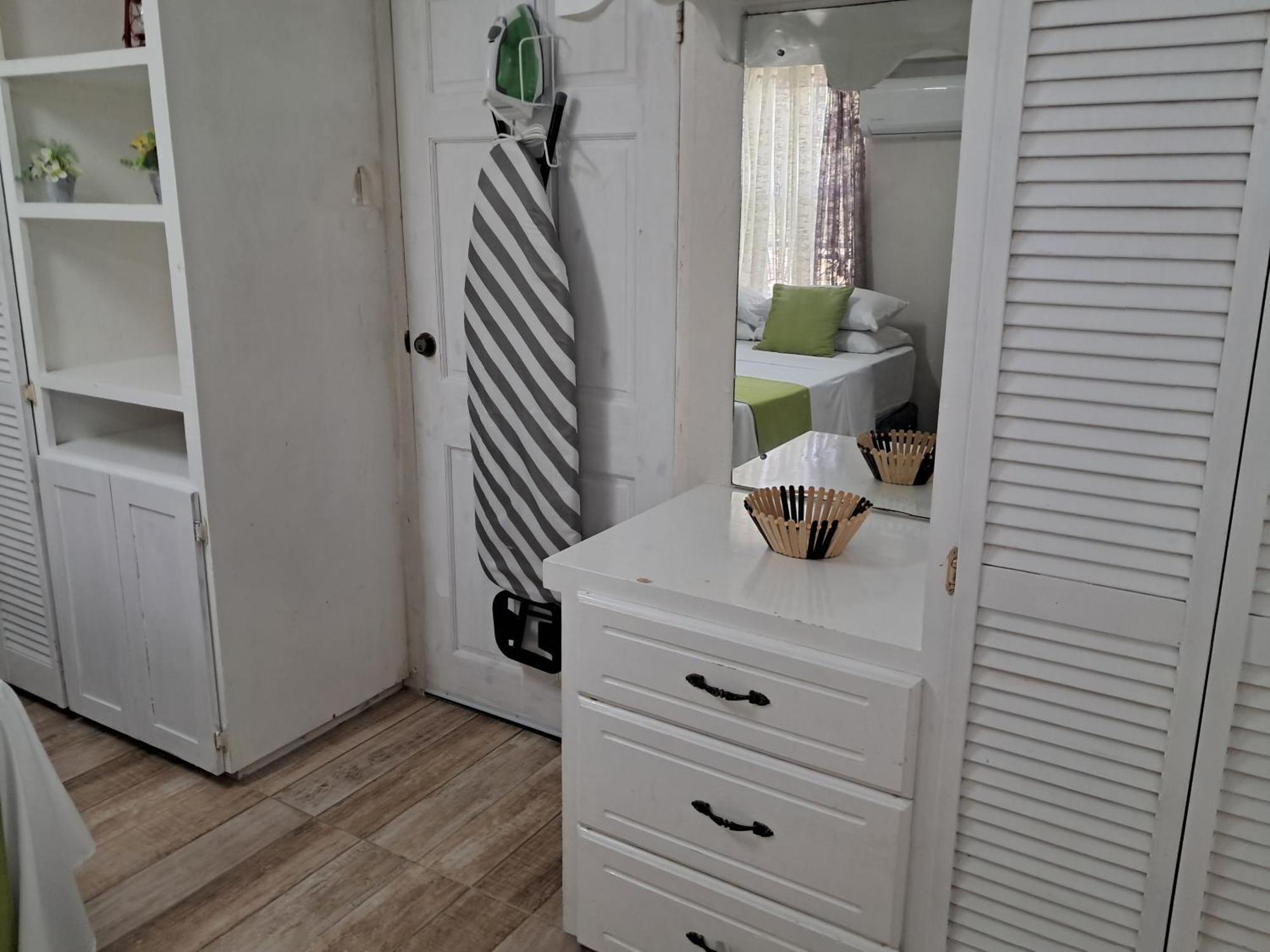 קרייסט צ'רץ' Michand Guest Apartments- Cozy One Or Two Bedroom- 5 Walk Minutes From Airport 10 Mins Drive To Oistins Or Beach מראה חיצוני תמונה